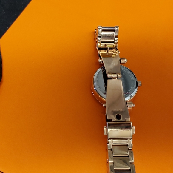Michael Kors Women's Parker Mother of Pearl Dial Rose Gold Tone Watch - Picture 8 of 8